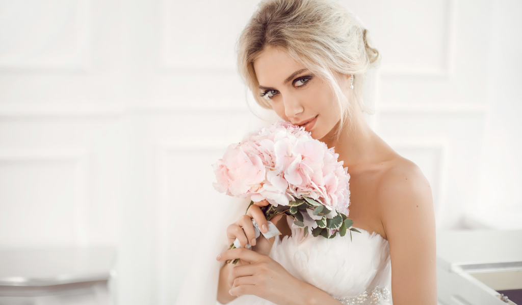 Красивая блондинка невеста с букетом розовых цветов в руках