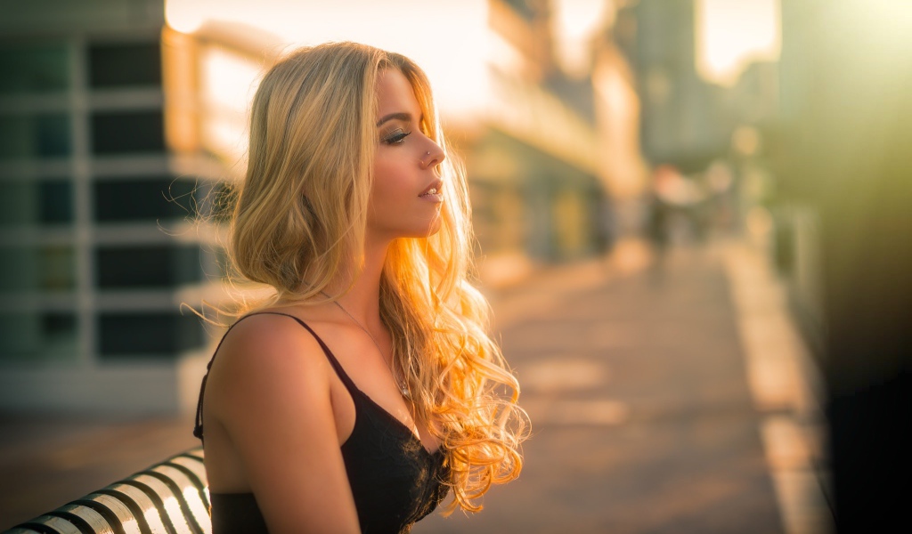 Красивая светловолосая девушка модель 