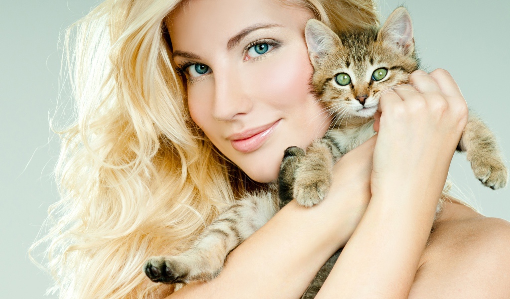 Красивая девушка блондинка с серым котенком 