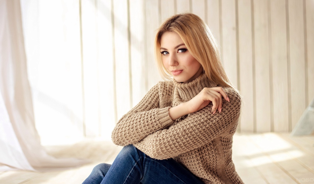 Красивая девушка блондинка с голубыми глазами в свитере 