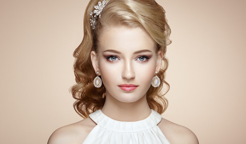 Красивая девушка блондинка с вечерней прической 