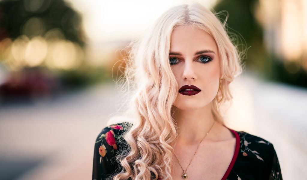 Красивая девушка блондинка с  красными губами