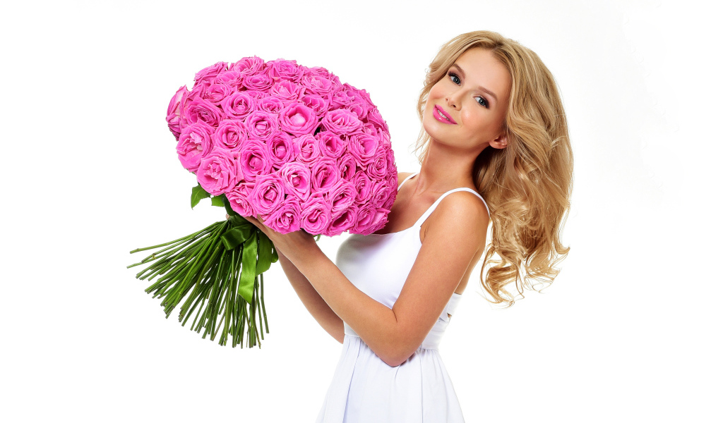 Красивая блондинка с большим букетом розовых роз на белом фоне