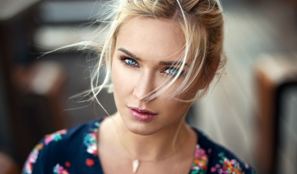 Красивая блондинка с выразительными голубыми глазами