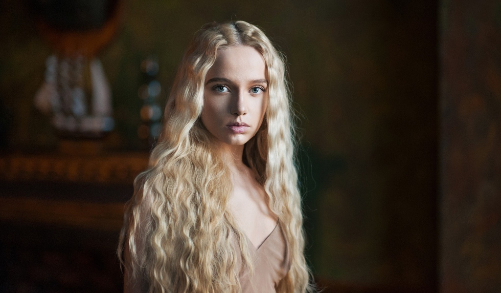 Красивая блондинка с длинными волнистыми волосами 