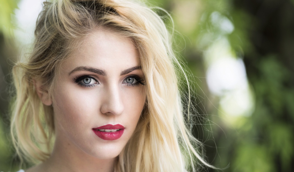 Красивая голубоглазая блондинка с красными губами 