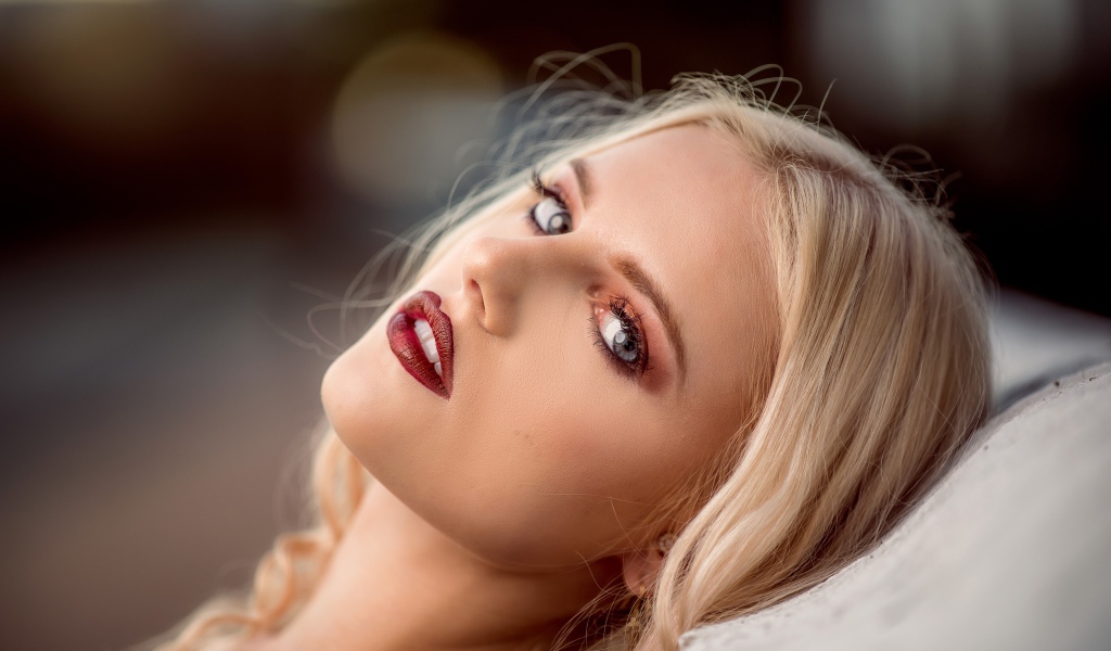 Красивая голубоглазая блондинка с красными накрашенными губами