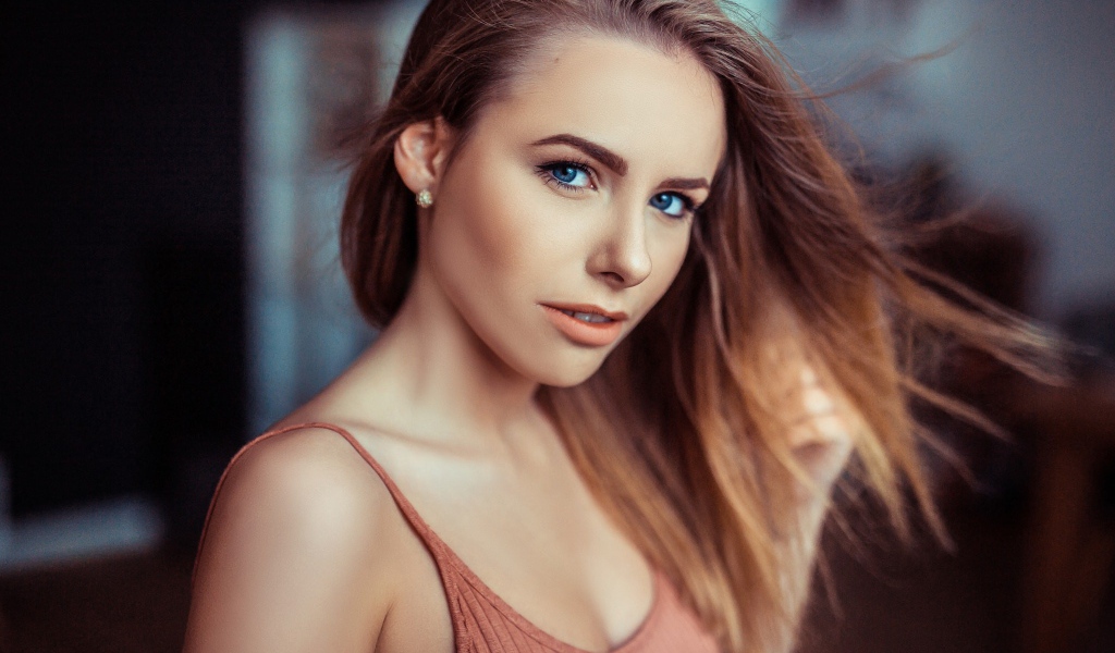 Красивая голубоглазая девушка с распущенными волосами 
