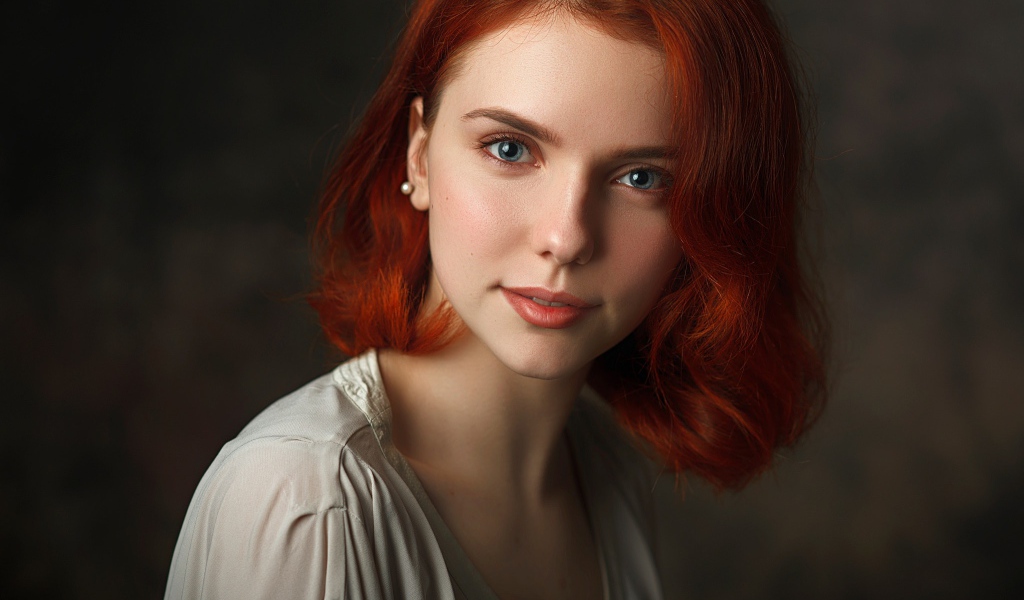 Красивая голубоглазая девушка с короткими рыжими волосами