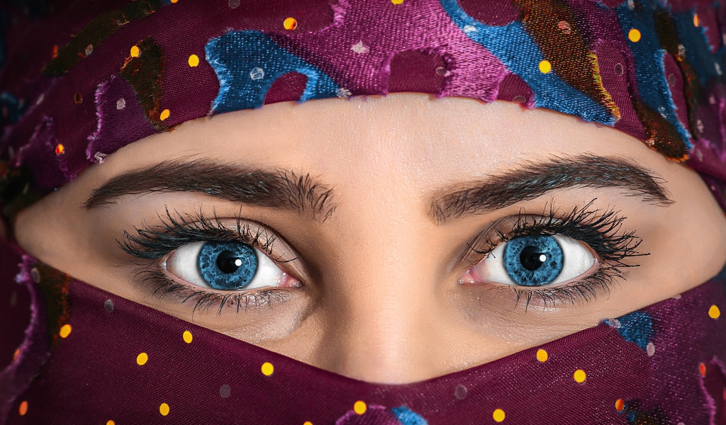 Красивые голубые глаза молодой девушки