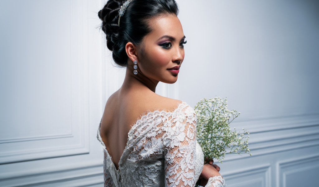 Красивая девушка невеста с белым букетом цветов в руках