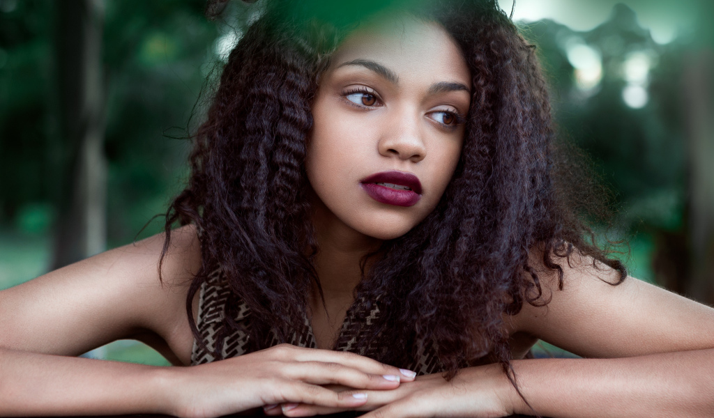 Красивая кареглазая девушка брюнетка с волнистыми волосами 