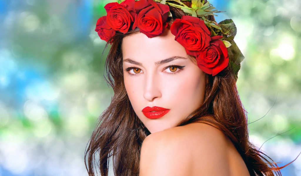 Красивая кареглазая девушка с венком из красных роз 