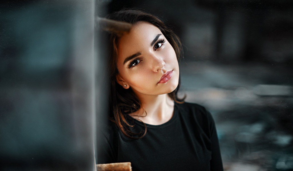 Красивая кареглазая девушка с длинными ресницами 