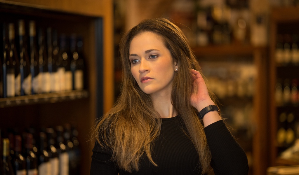 Красивая девушка брюнетка в винном погребе