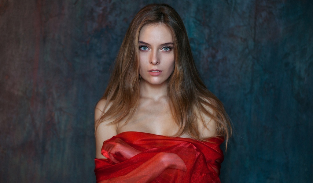 Красивая девушка брюнетка в красном платье 
