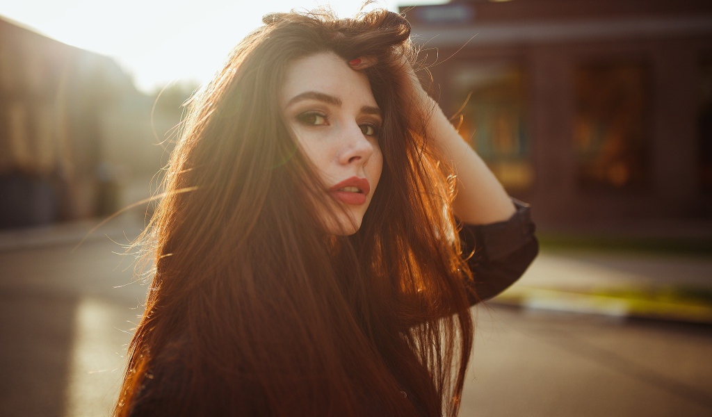 Красивая девушка брюнетка в солнечных лучах 