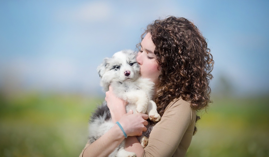 Красивая девушка брюнетка со щенком 