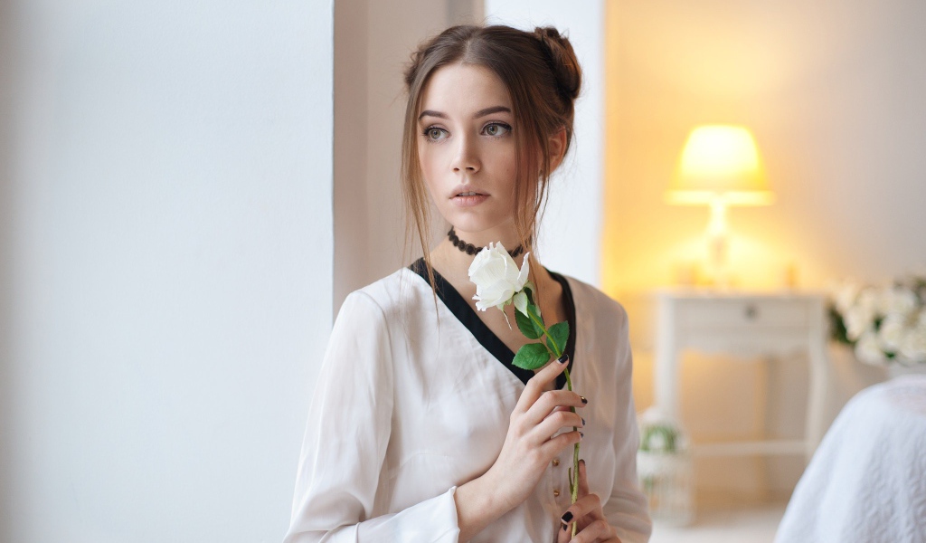 Красивая девушка брюнетка с белой розой 