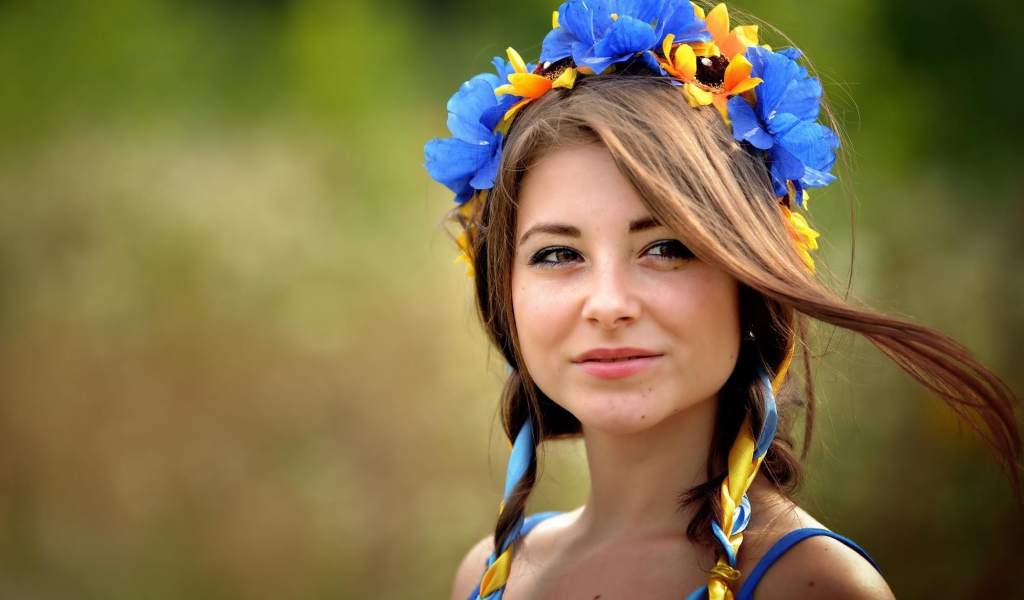 Красивая девушка брюнетка с венком на голове 