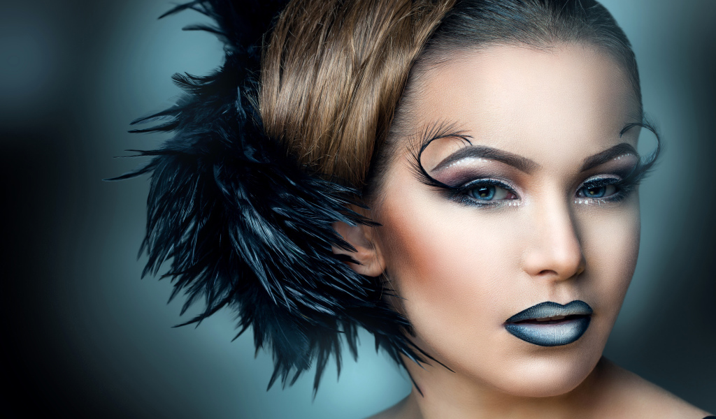 Красивая девушка шатенка с ярким макияжем