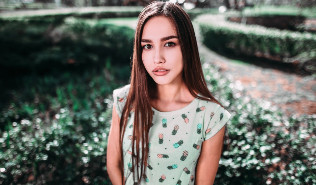 Красивая девушка брюнетка с карими глазами 