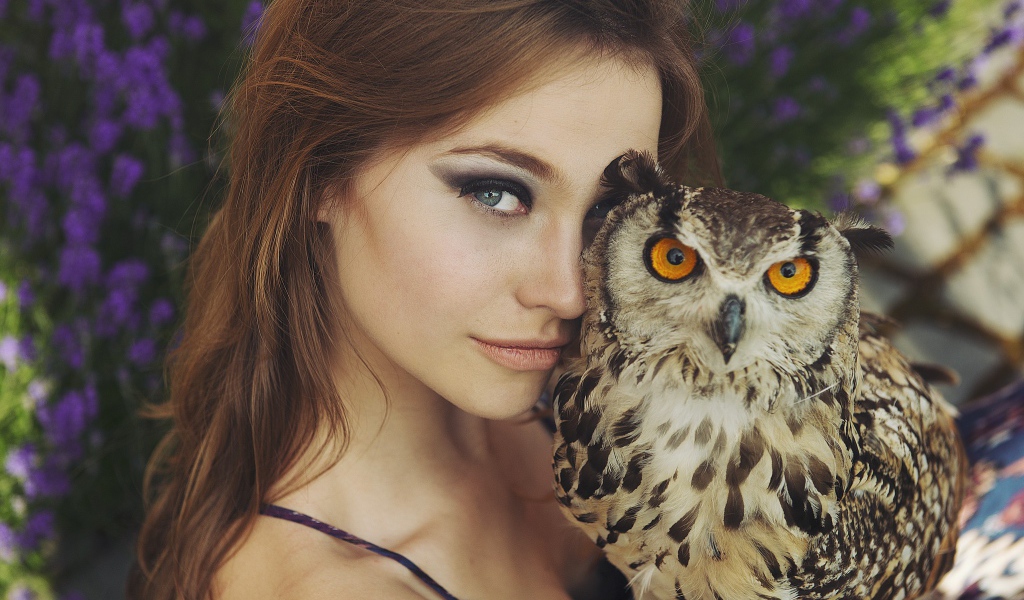 Красивая девушка брюнетка с совой 
