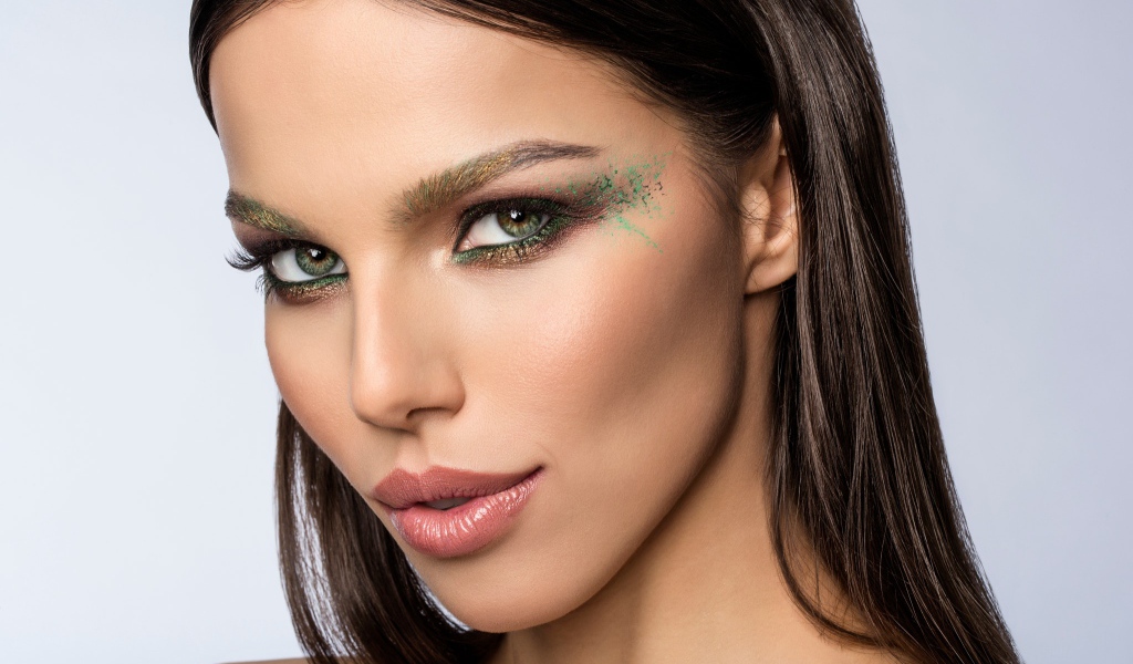 Красивая девушка брюнетка с эффектным макияжем