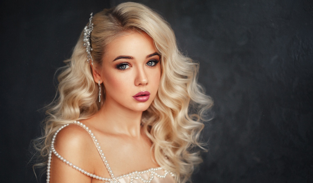 Красивая нежная девушка блондинка в красивом платье