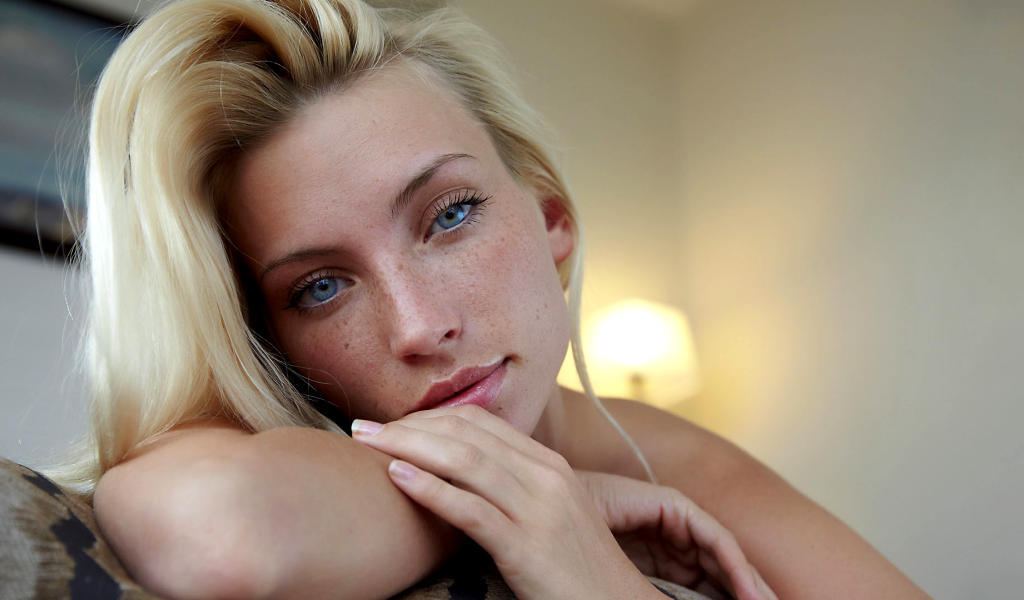 Красивая девушка блондинка с голубыми глазами 