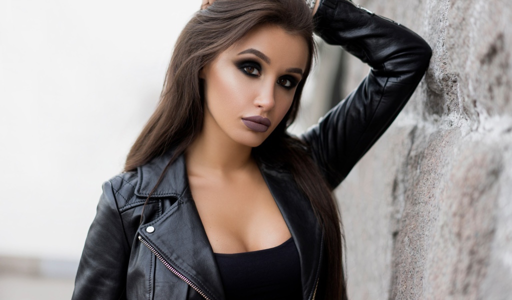 Красивая девушка в черной кожаной куртке 