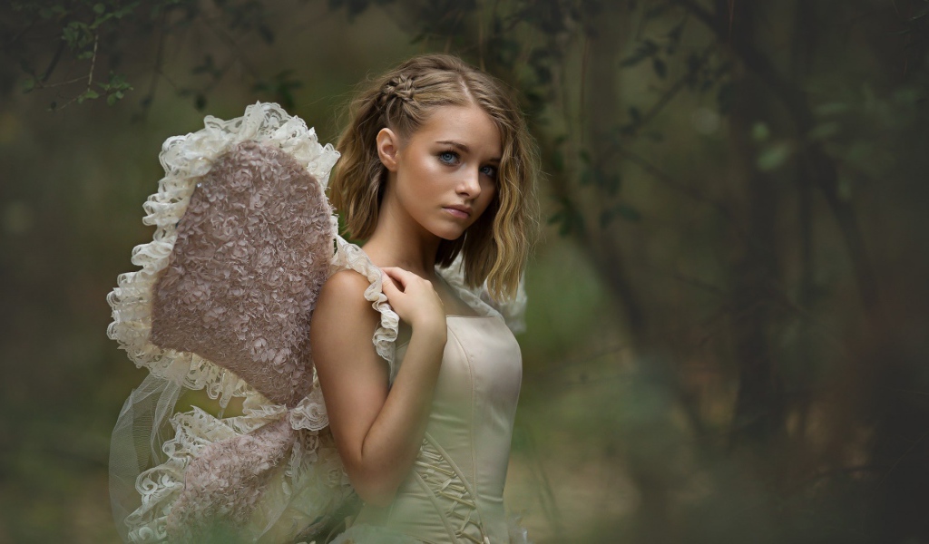 Красивая девушка в костюме с крыльями