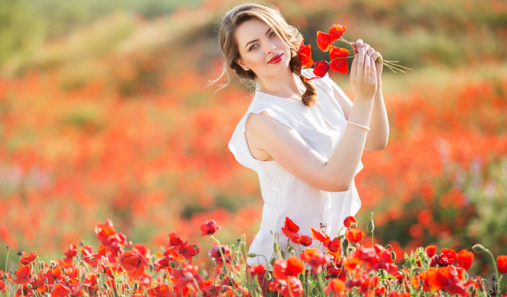 Красивая девушка в белом платье с букетом маков в руках