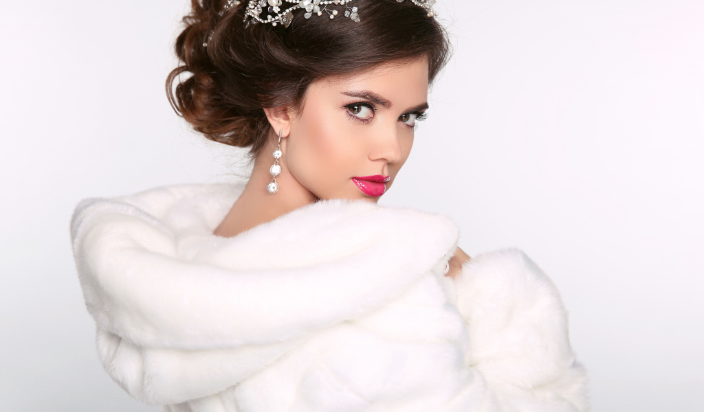 Красивая девушка в белой шубе 