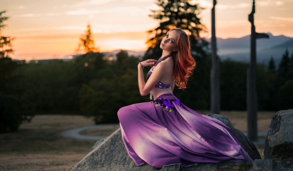 Красивая девушка в фиолетовом восточном наряде 