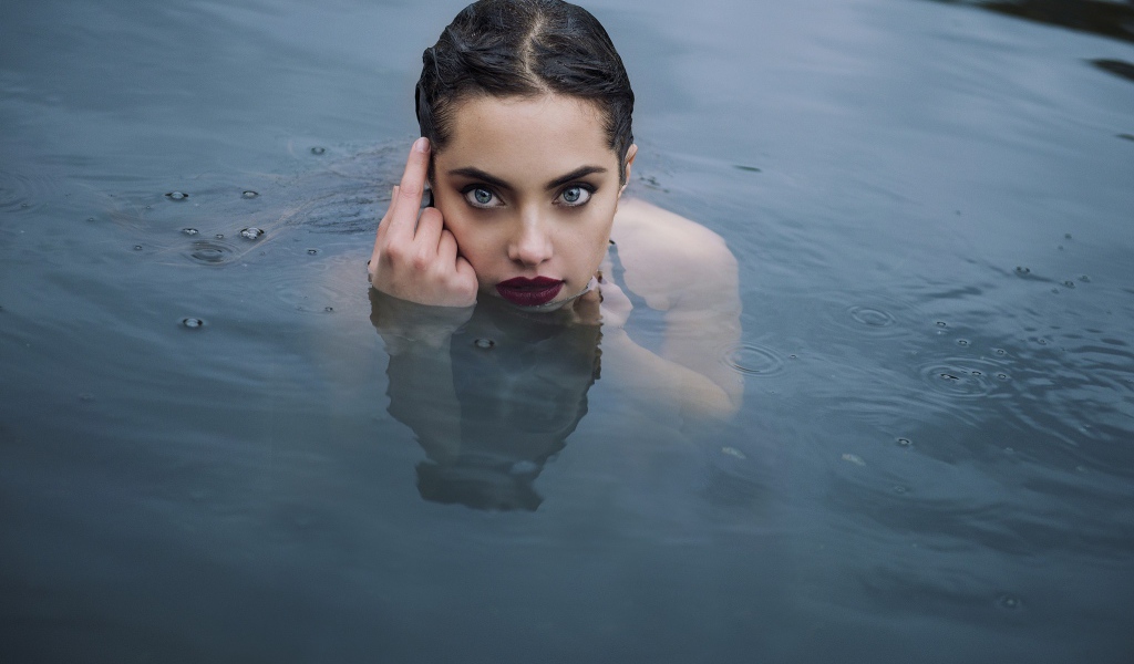 Красивая девушка русалка в воде 