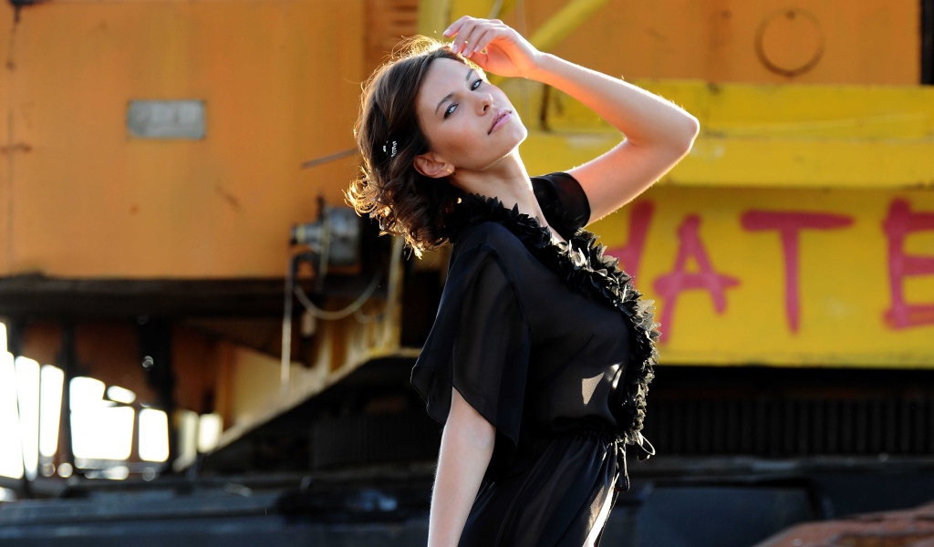 Красивая девушка модель в черном платье