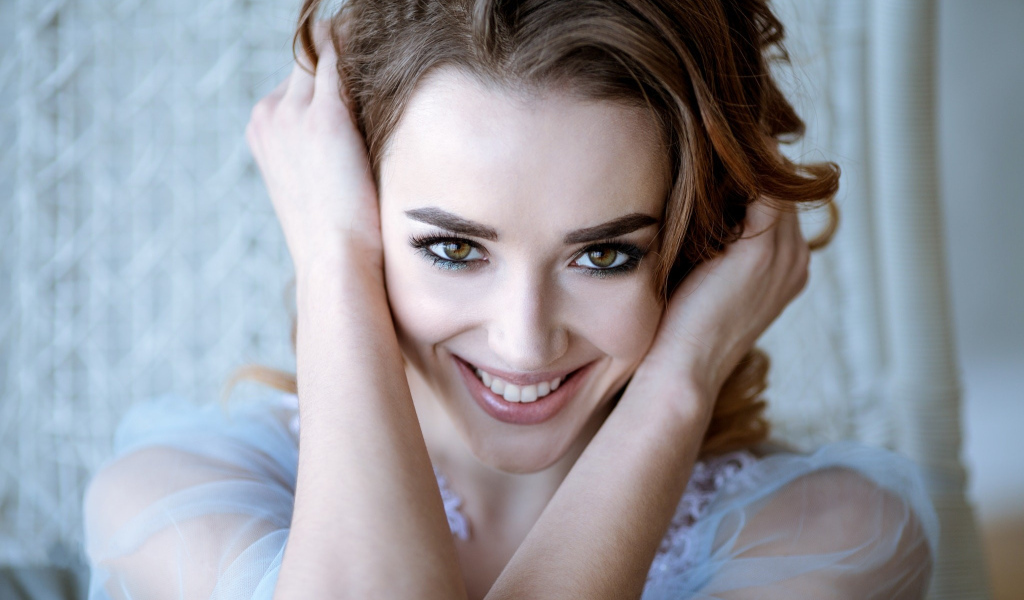 Красивая девушка модель с красивой улыбкой