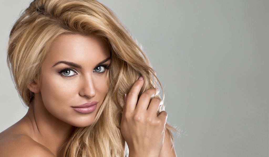 Красивая девушка модель с серыми глазами 