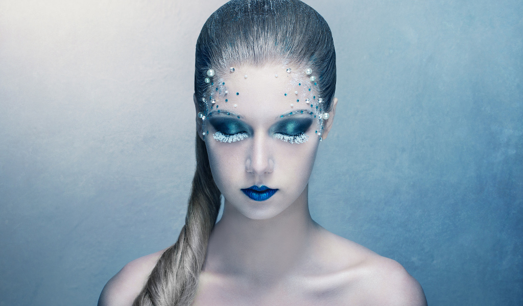 Красивая девушка с фантастическим синим макияжем