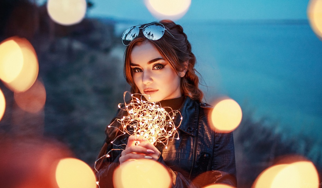 Красивая девушка с включенной гирляндой 