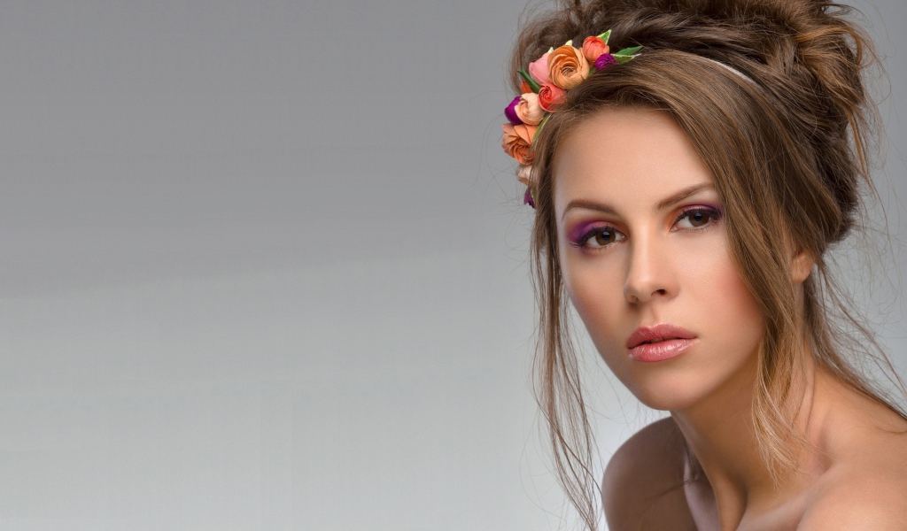 Красивая девушка с нежным макияжем фото на сером фоне