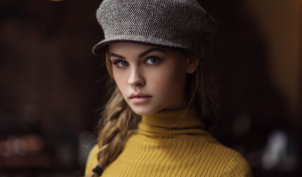 Красивая девушка с косой в кепке