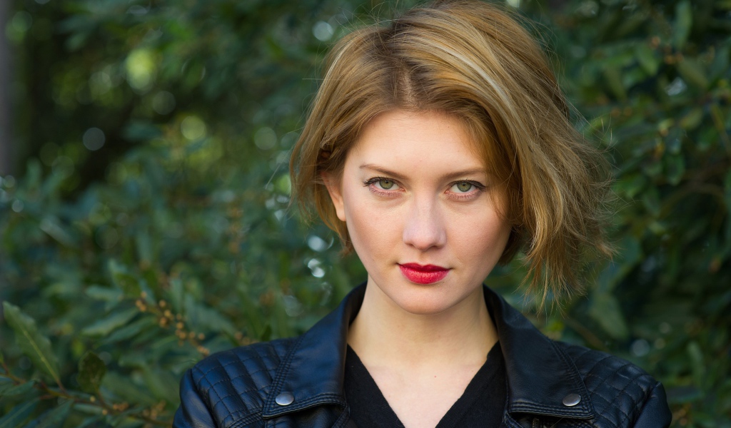 Красивая девушка с короткой стрижкой в кожаной куртке