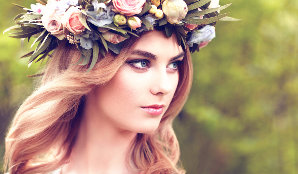 Красивая девушка с венком из цветов на голове 