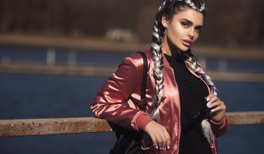 Красивая девушка с косами на голове