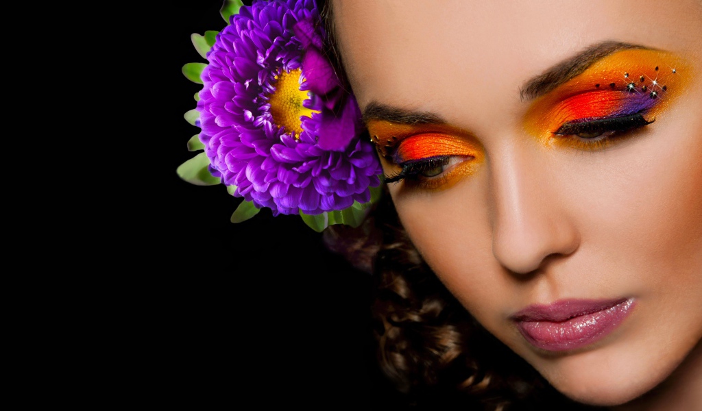 Красивая девушка с ярким макияжем 