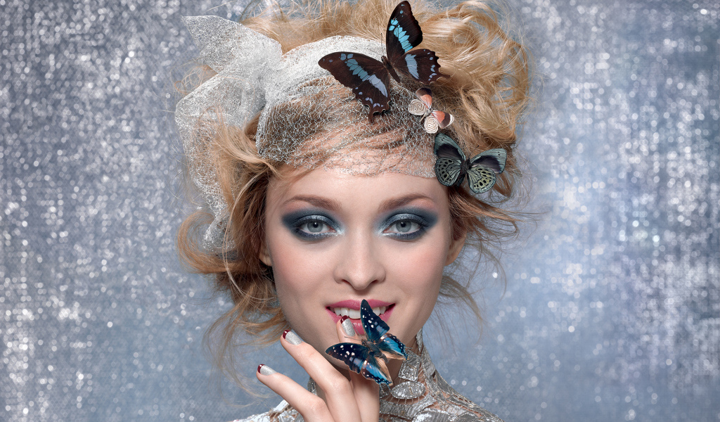 Красивая девушка с ярким макияжем и с бабочками в прическе