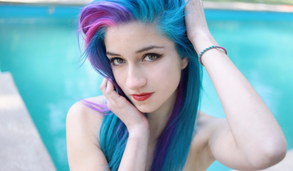 Красивая девушка с длинными голубыми волосами 