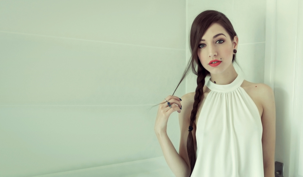 Красивая девушка с красными губами заплетенными в косу волосами